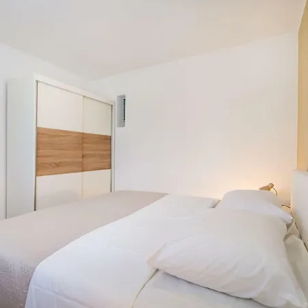 Long Island Olive * Sali