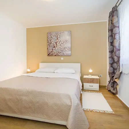 Long Island Olive * Sali