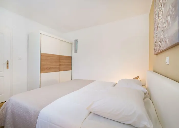 Long Island Olive * سالي