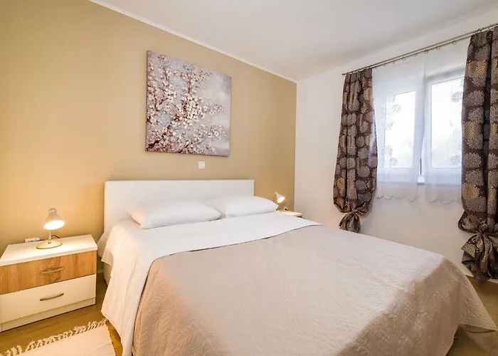 Long Island Olive سالي